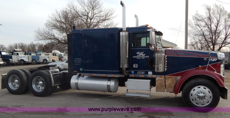 image for item I1198 2000 Freightliner FLD120 semi truck