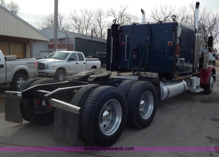 image for item I1198 2000 Freightliner FLD120 semi truck