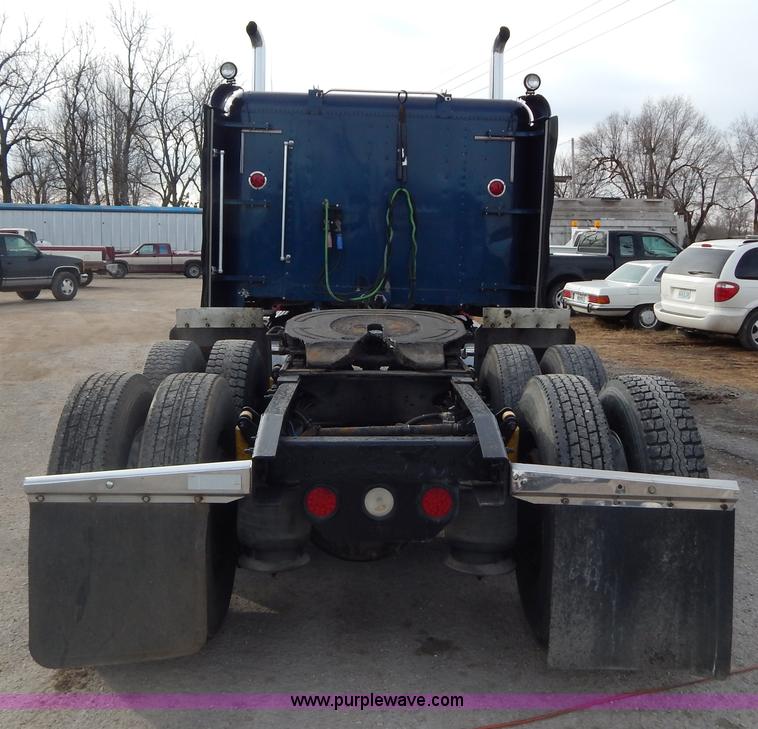 image for item I1198 2000 Freightliner FLD120 semi truck