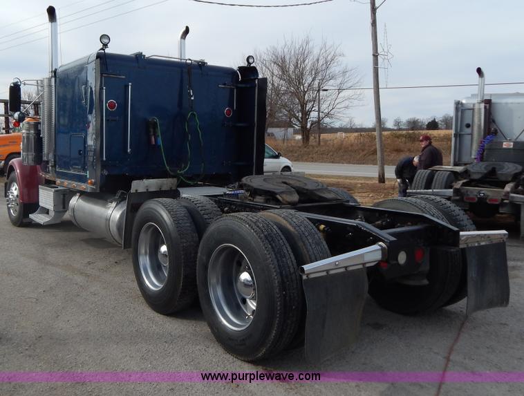 image for item I1198 2000 Freightliner FLD120 semi truck