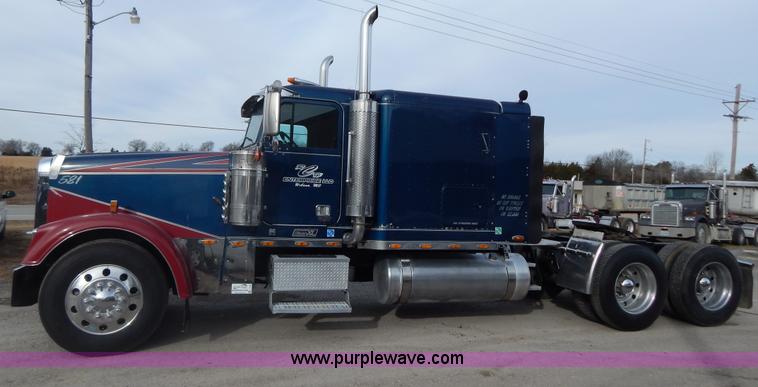 image for item I1198 2000 Freightliner FLD120 semi truck