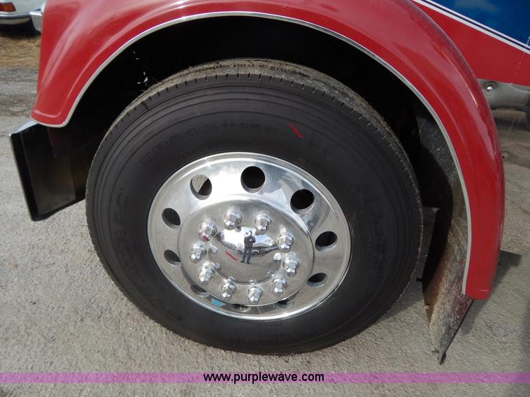 image for item I1198 2000 Freightliner FLD120 semi truck