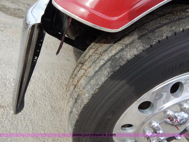 image for item I1198 2000 Freightliner FLD120 semi truck