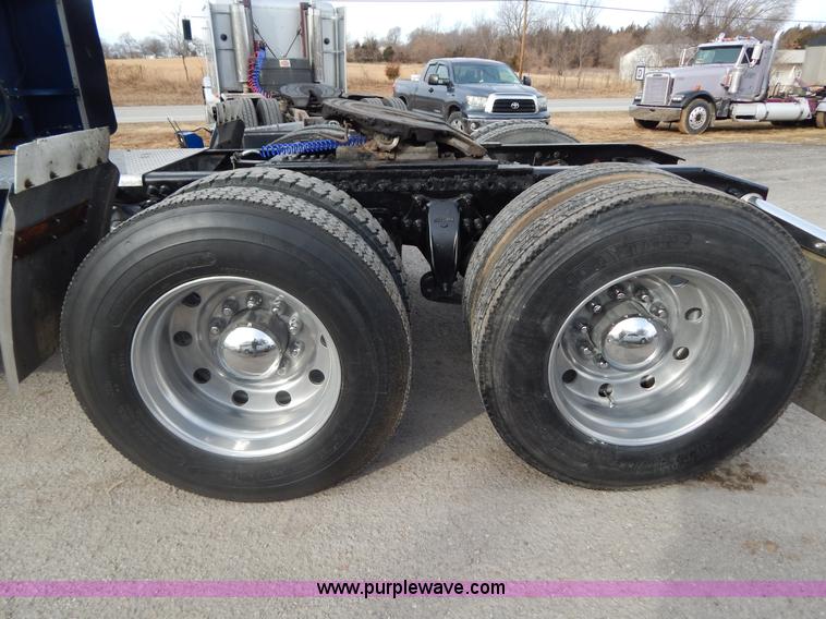 image for item I1198 2000 Freightliner FLD120 semi truck