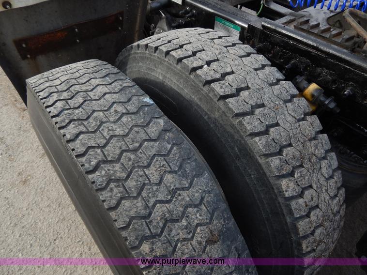 image for item I1198 2000 Freightliner FLD120 semi truck