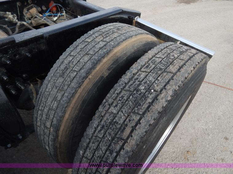 image for item I1198 2000 Freightliner FLD120 semi truck