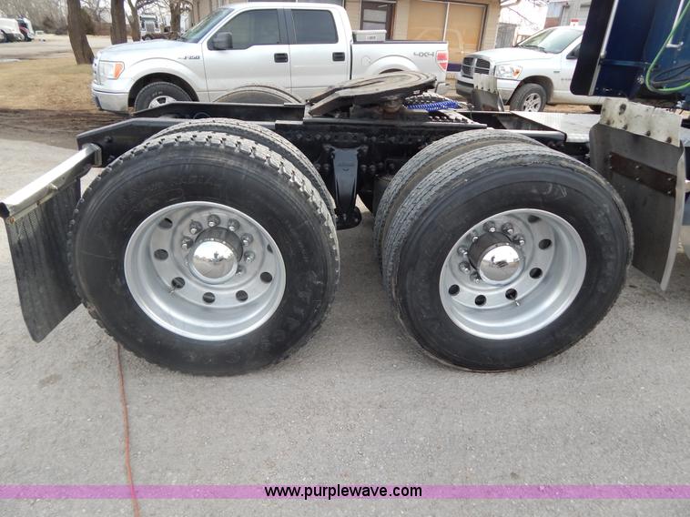 image for item I1198 2000 Freightliner FLD120 semi truck