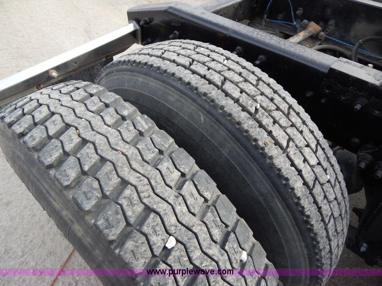 image for item I1198 2000 Freightliner FLD120 semi truck