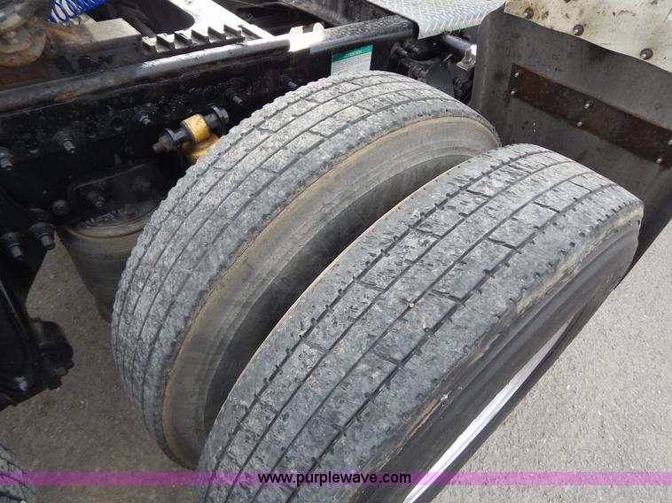 image for item I1198 2000 Freightliner FLD120 semi truck