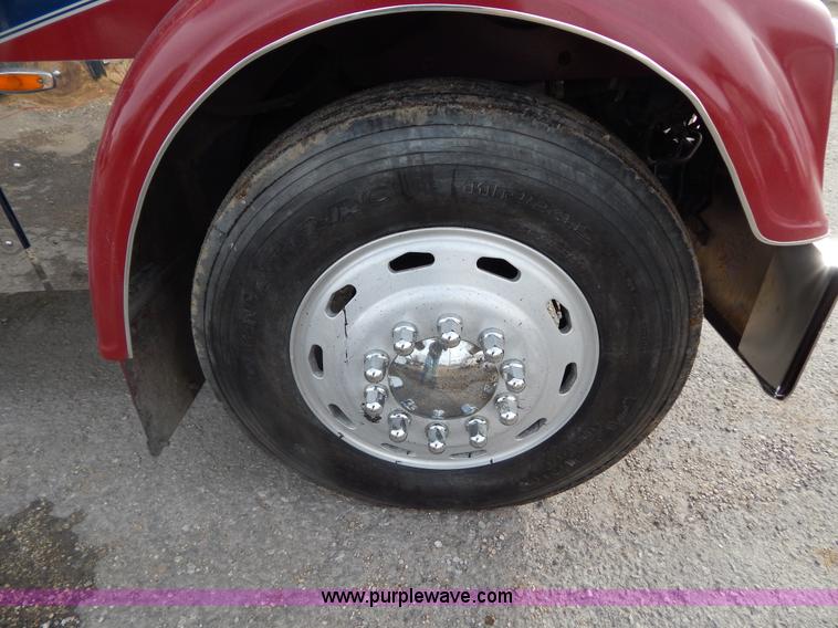 image for item I1198 2000 Freightliner FLD120 semi truck