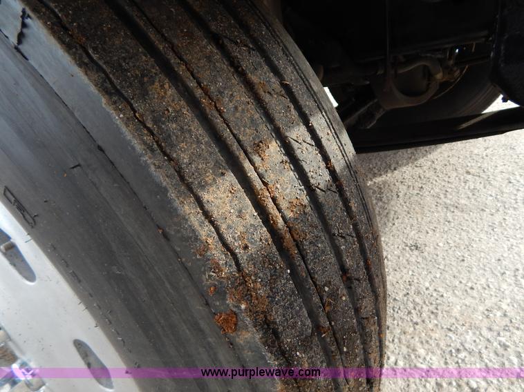 image for item I1198 2000 Freightliner FLD120 semi truck