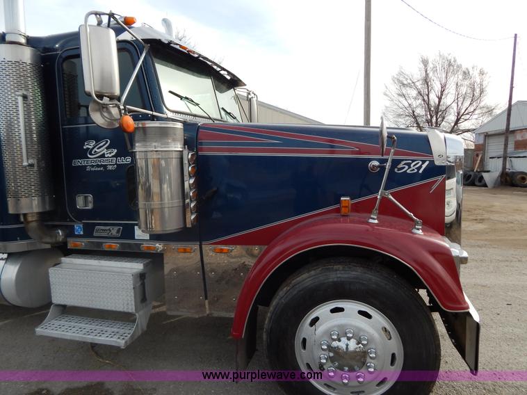 image for item I1198 2000 Freightliner FLD120 semi truck