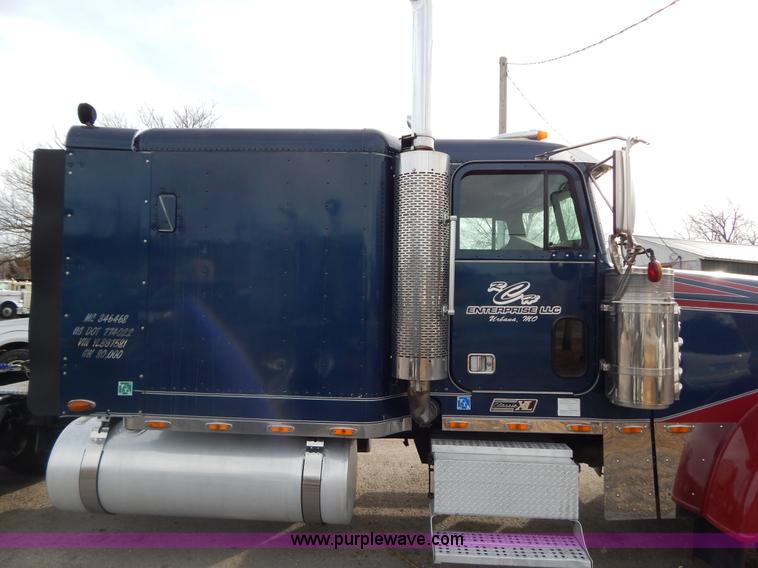 image for item I1198 2000 Freightliner FLD120 semi truck