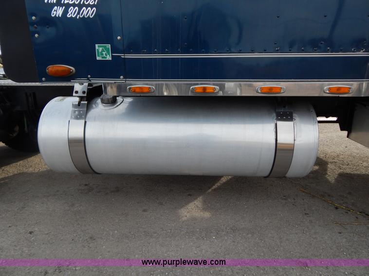 image for item I1198 2000 Freightliner FLD120 semi truck