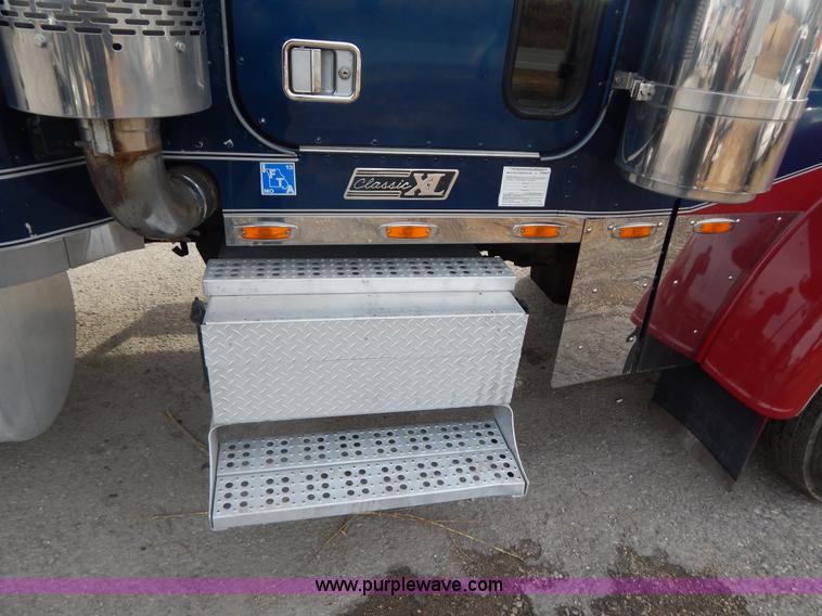 image for item I1198 2000 Freightliner FLD120 semi truck