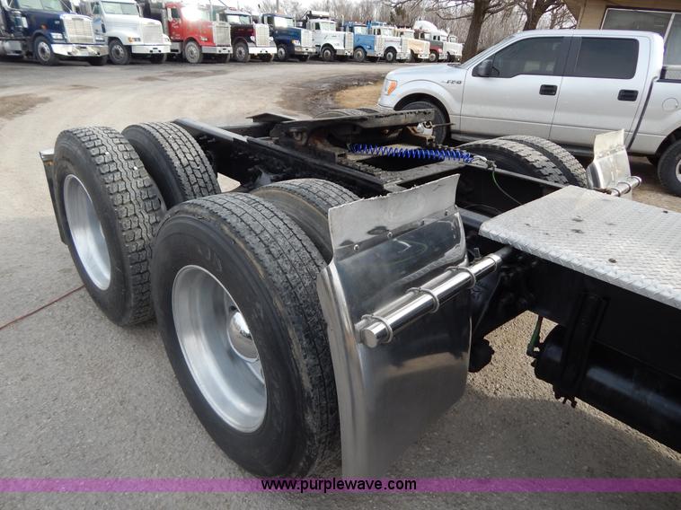 image for item I1198 2000 Freightliner FLD120 semi truck