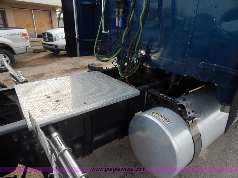 image for item I1198 2000 Freightliner FLD120 semi truck