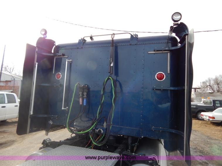 image for item I1198 2000 Freightliner FLD120 semi truck