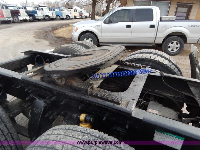 image for item I1198 2000 Freightliner FLD120 semi truck