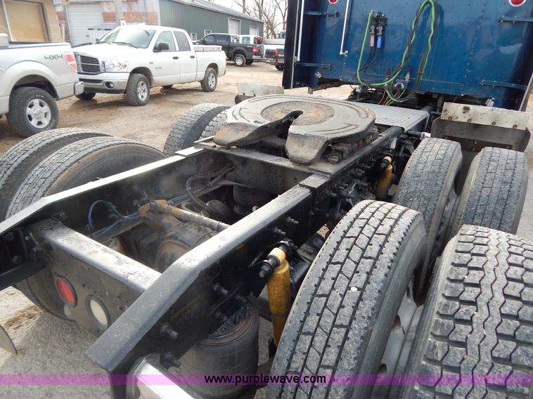 image for item I1198 2000 Freightliner FLD120 semi truck