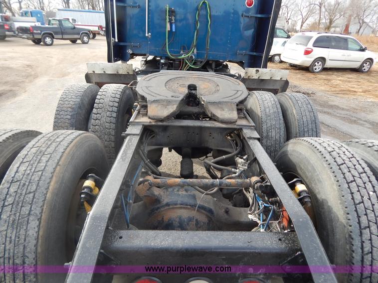 image for item I1198 2000 Freightliner FLD120 semi truck