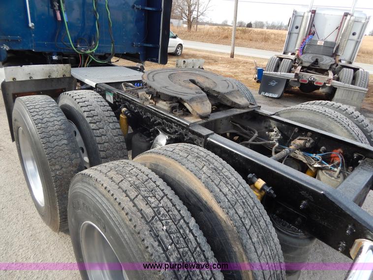 image for item I1198 2000 Freightliner FLD120 semi truck