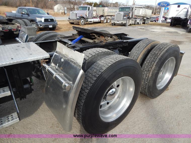 image for item I1198 2000 Freightliner FLD120 semi truck