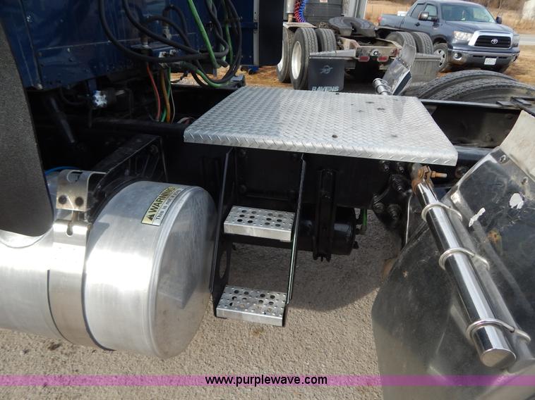 image for item I1198 2000 Freightliner FLD120 semi truck