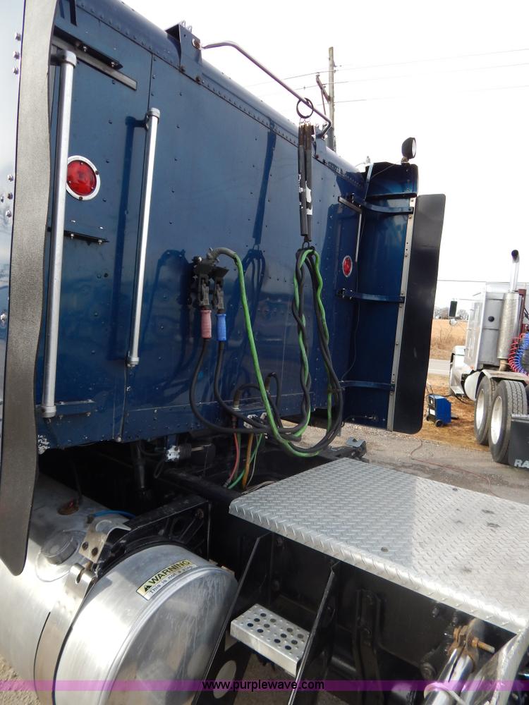 image for item I1198 2000 Freightliner FLD120 semi truck