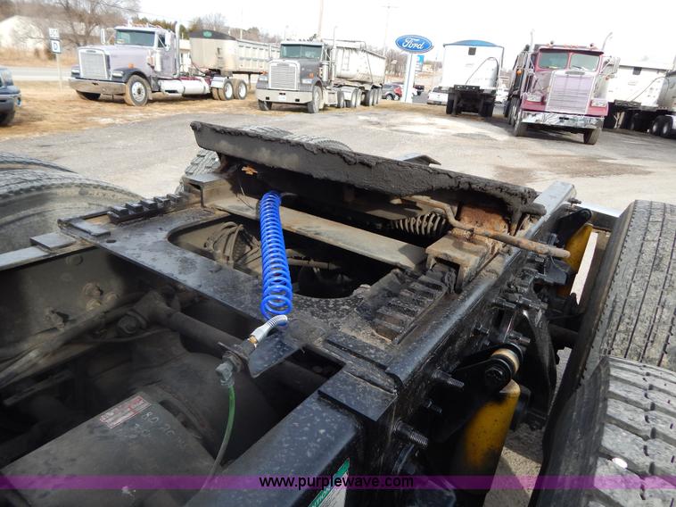 image for item I1198 2000 Freightliner FLD120 semi truck