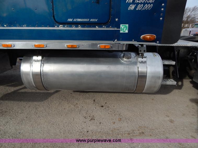 image for item I1198 2000 Freightliner FLD120 semi truck