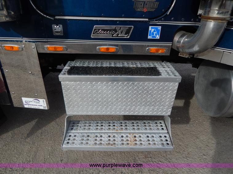 image for item I1198 2000 Freightliner FLD120 semi truck