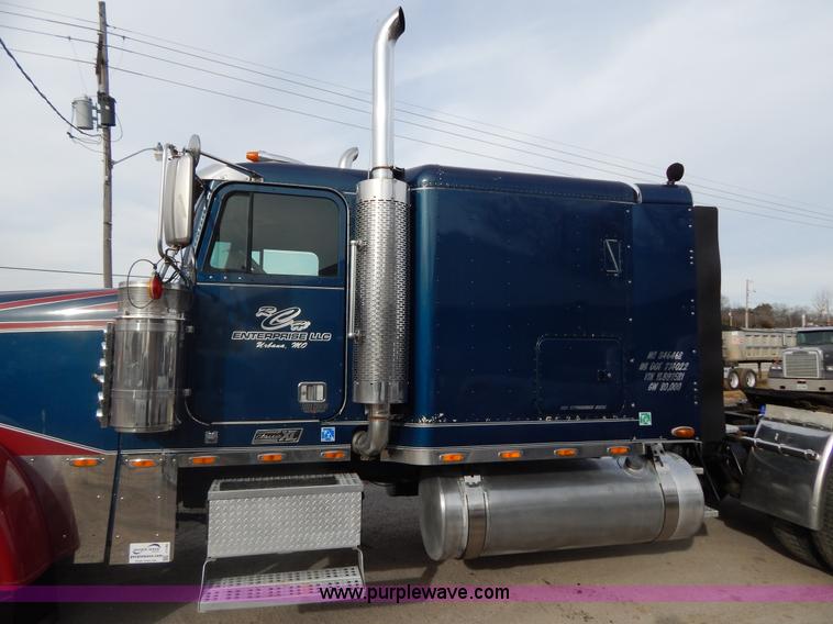 image for item I1198 2000 Freightliner FLD120 semi truck