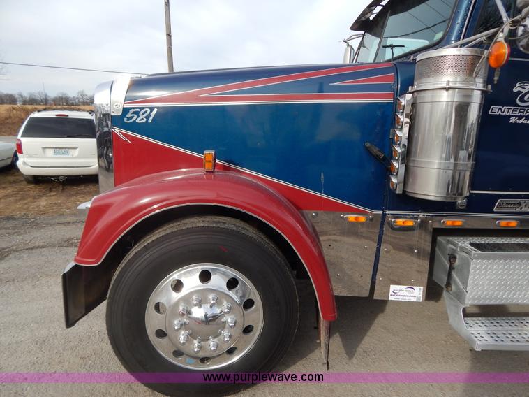 image for item I1198 2000 Freightliner FLD120 semi truck