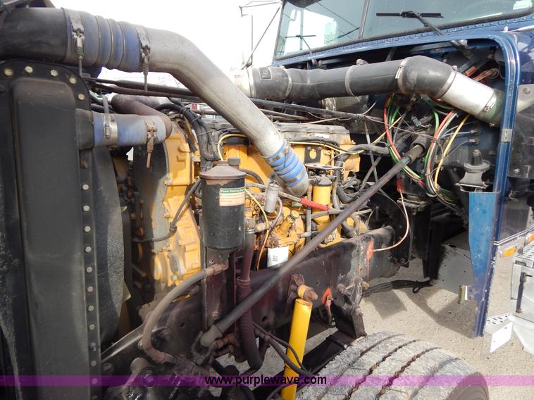 image for item I1198 2000 Freightliner FLD120 semi truck