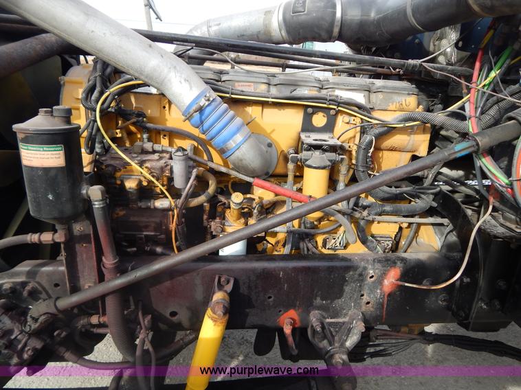 image for item I1198 2000 Freightliner FLD120 semi truck