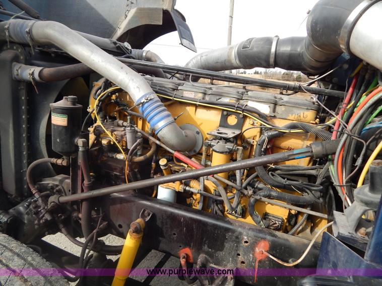 image for item I1198 2000 Freightliner FLD120 semi truck