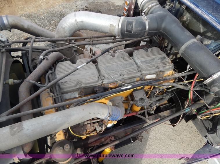 image for item I1198 2000 Freightliner FLD120 semi truck