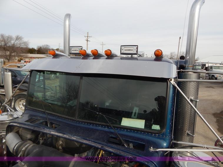 image for item I1198 2000 Freightliner FLD120 semi truck