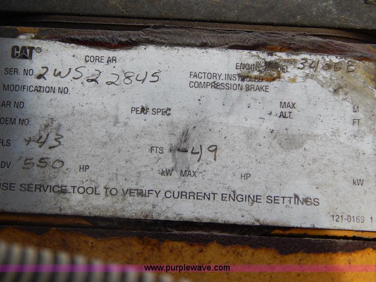 image for item I1198 2000 Freightliner FLD120 semi truck