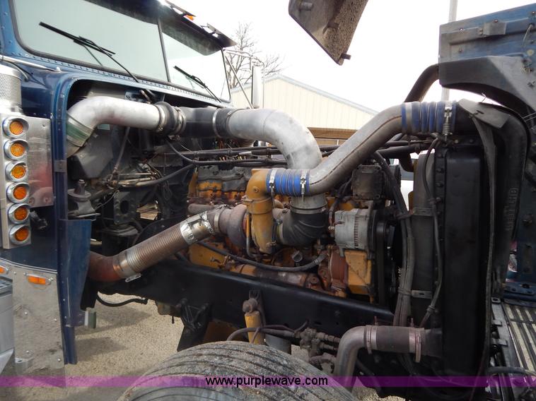 image for item I1198 2000 Freightliner FLD120 semi truck