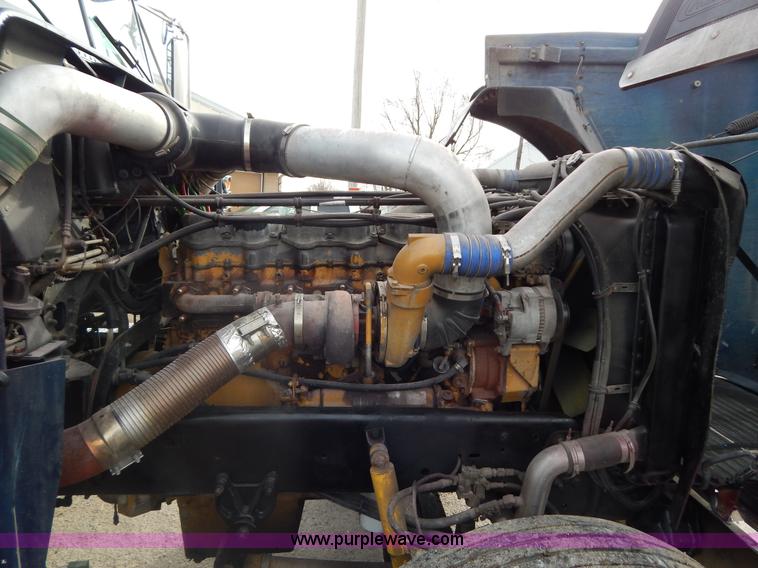 image for item I1198 2000 Freightliner FLD120 semi truck