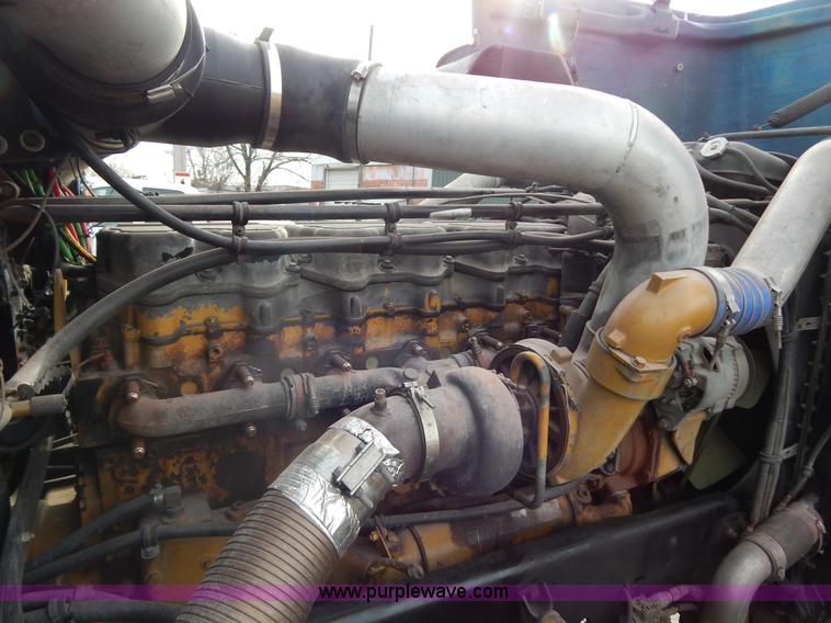 image for item I1198 2000 Freightliner FLD120 semi truck