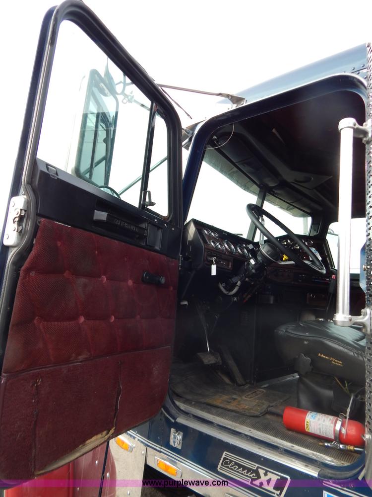 image for item I1198 2000 Freightliner FLD120 semi truck