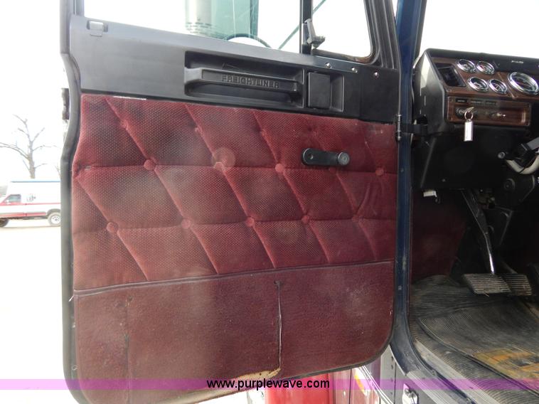 image for item I1198 2000 Freightliner FLD120 semi truck