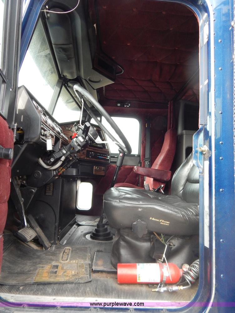 image for item I1198 2000 Freightliner FLD120 semi truck