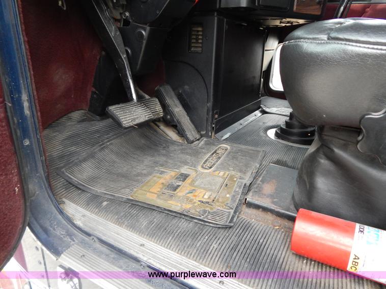 image for item I1198 2000 Freightliner FLD120 semi truck