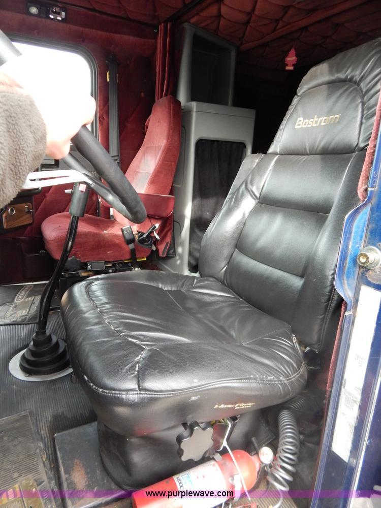 image for item I1198 2000 Freightliner FLD120 semi truck