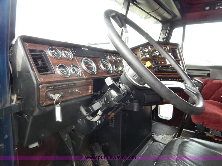 image for item I1198 2000 Freightliner FLD120 semi truck