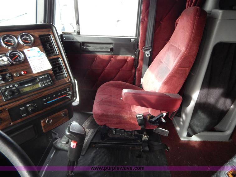 image for item I1198 2000 Freightliner FLD120 semi truck